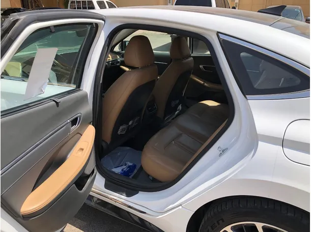 Car image 12