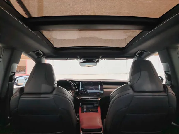 Car image 17