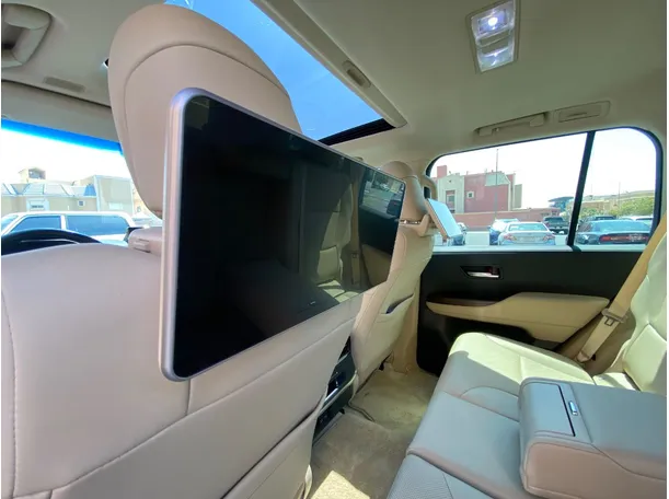 Car image 26