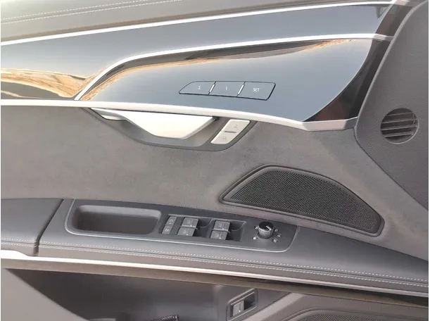 Car image 27