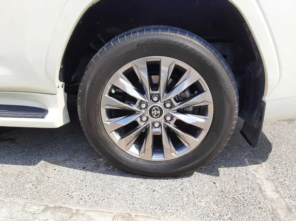 Car image 9