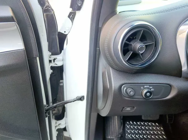 Car image 32
