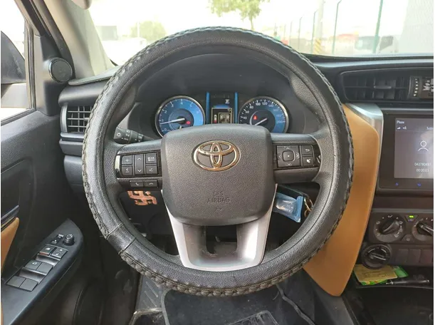 Car image 14