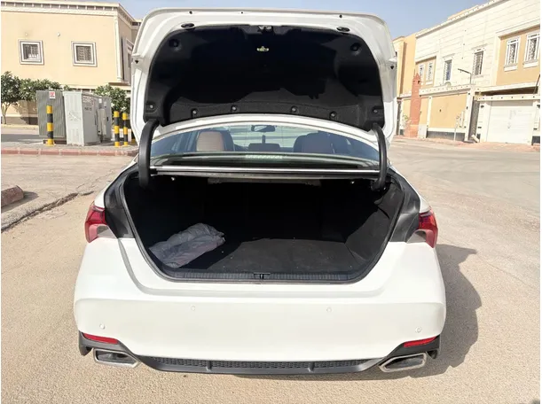 Car image 24