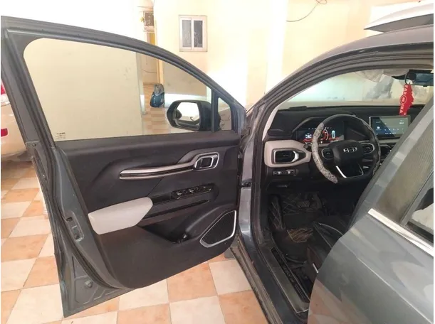 Car image 12