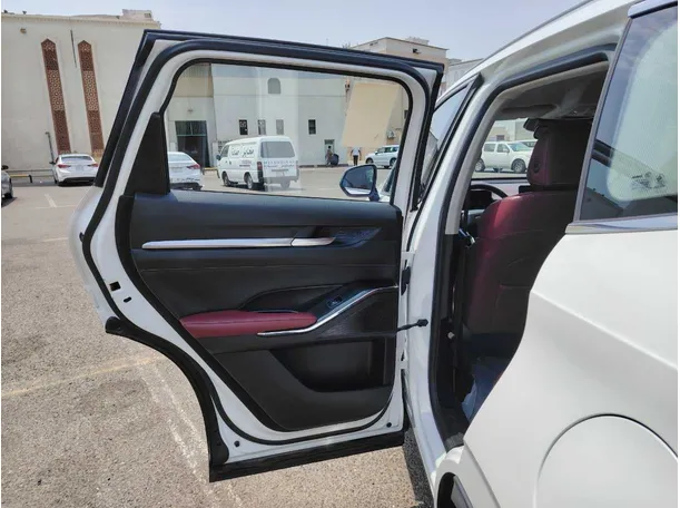 Car image 14