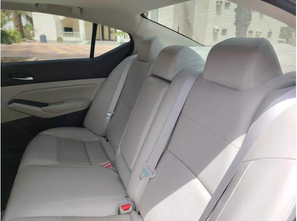 Car image 19
