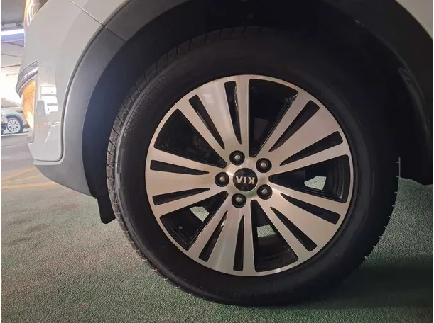 Car image 8