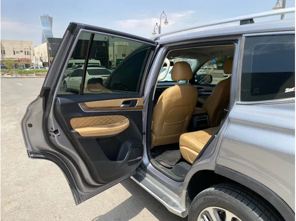 Car image 12