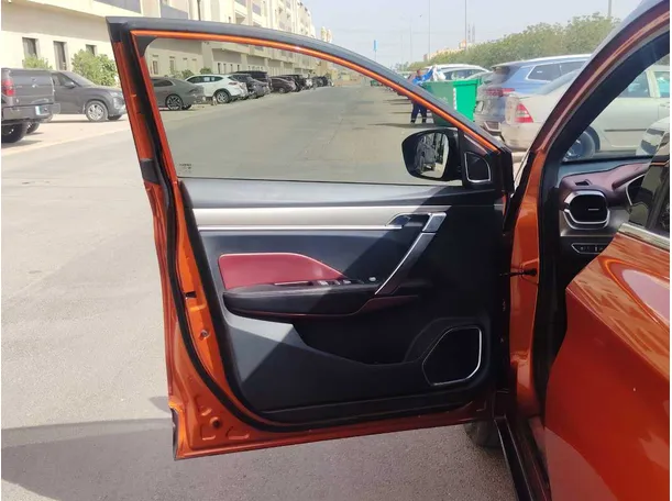 Car image 12