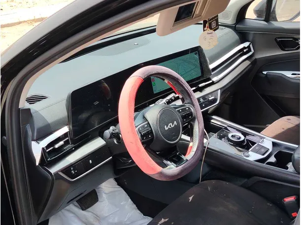 Car image 12