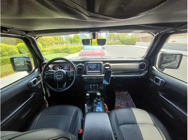Car image 16