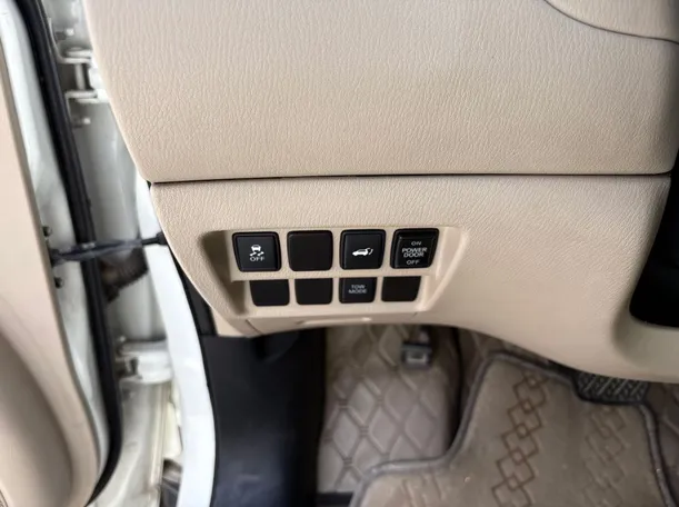 Car image 24