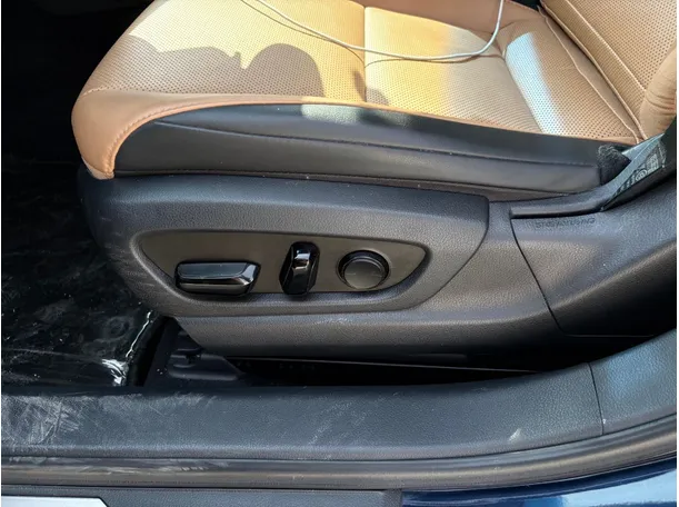 Car image 25