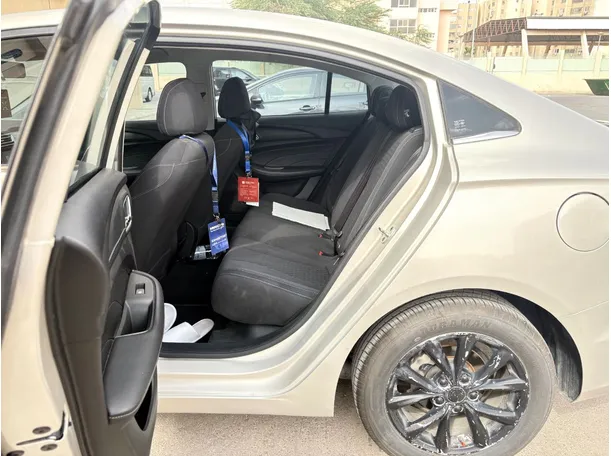 Car image 15