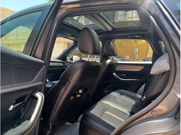 Car image 15