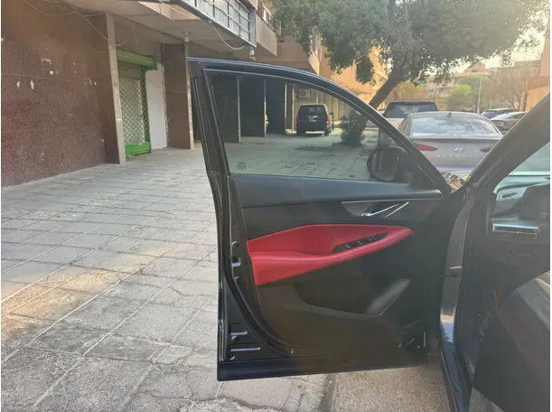 Car image 10