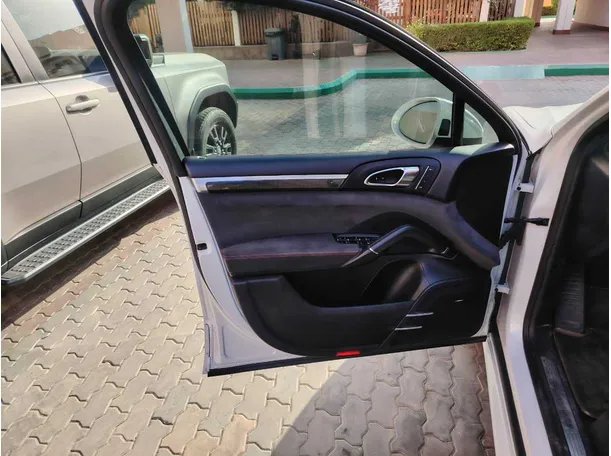 Car image 11