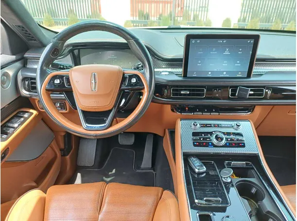 Car image 18