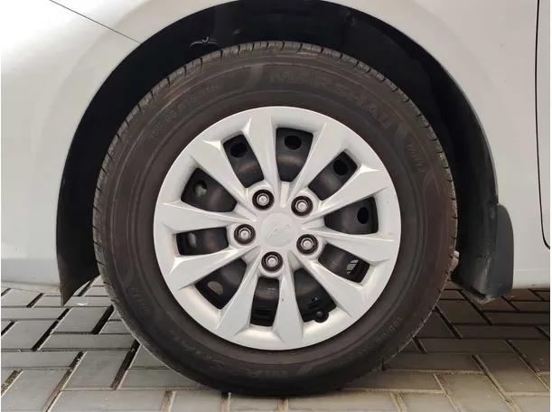 Car image 9