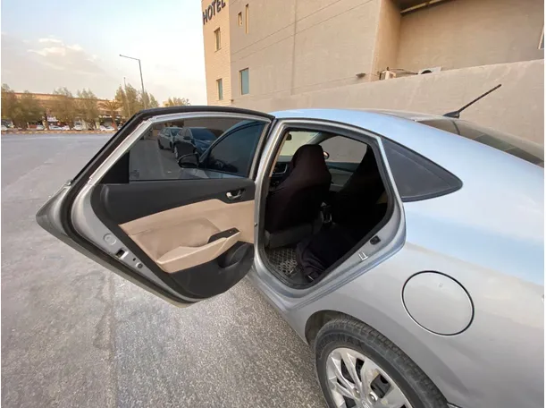 Car image 12