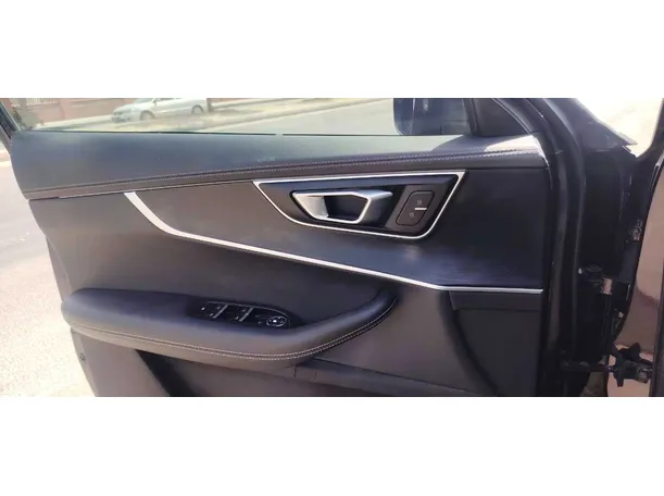 Car image 24