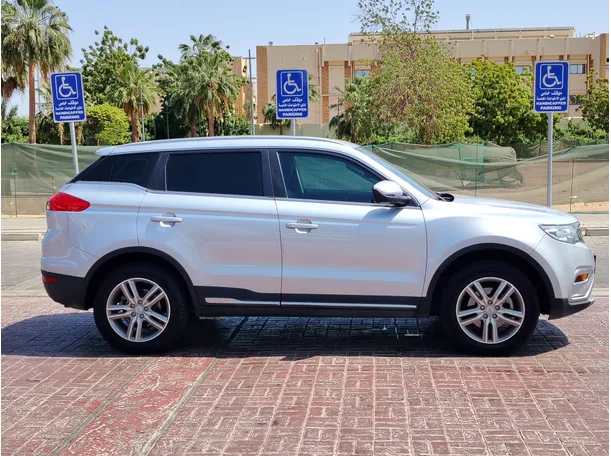 Car image 4