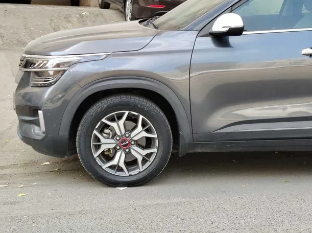 Car image 9