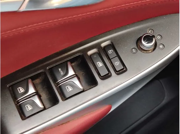 Car image 27