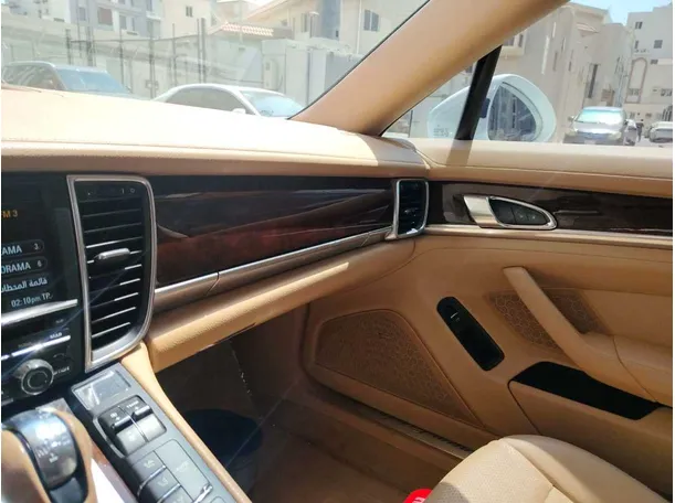 Car image 19