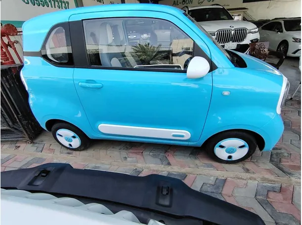 Car image 4