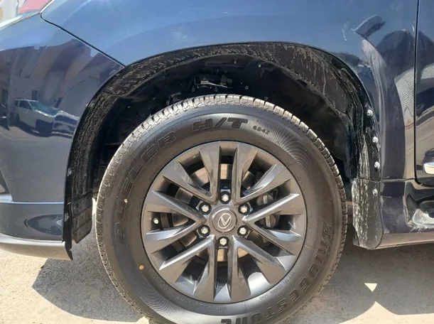 Car image 9