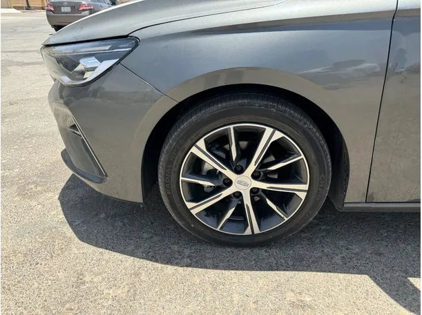 Car image 9