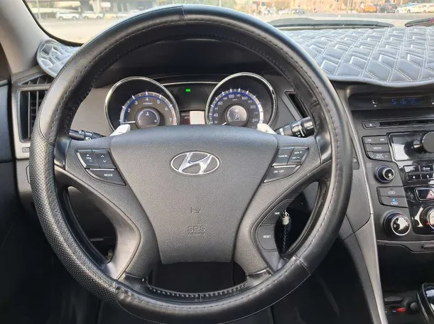 Car image 14