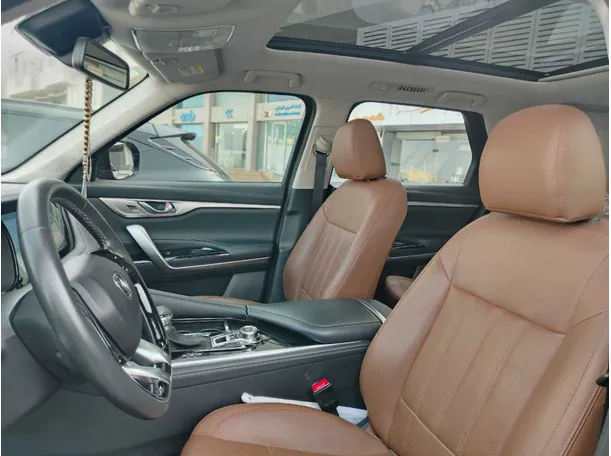 Car image 12