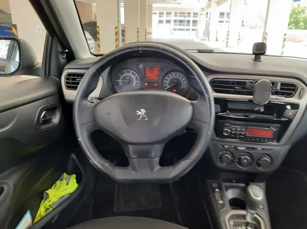 Car image 14
