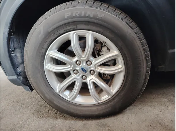 Car image 9