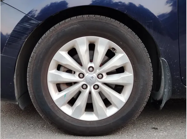 Car image 10