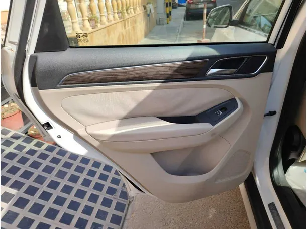 Car image 17