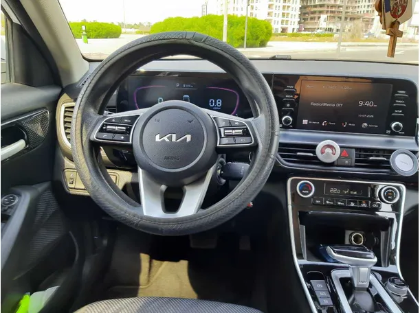 Car image 16