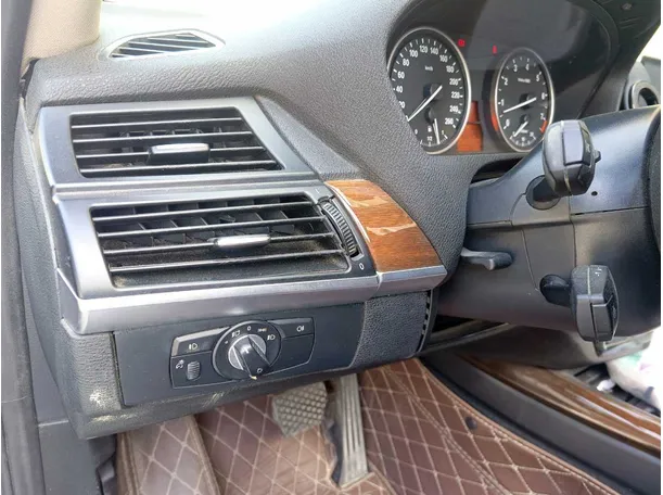Car image 30