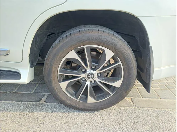 Car image 9