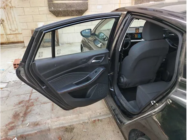 Car image 16