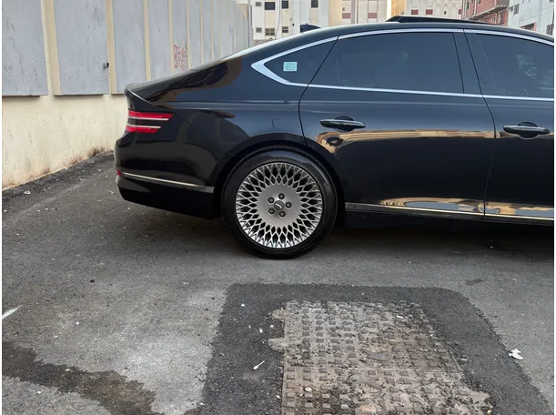 Car image 4