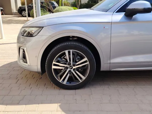 Car image 9