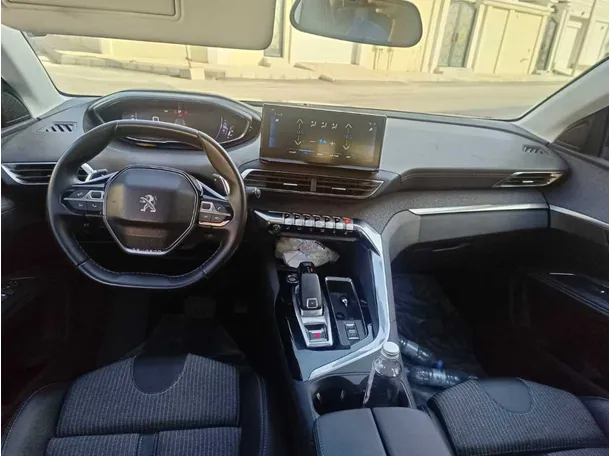 Car image 19