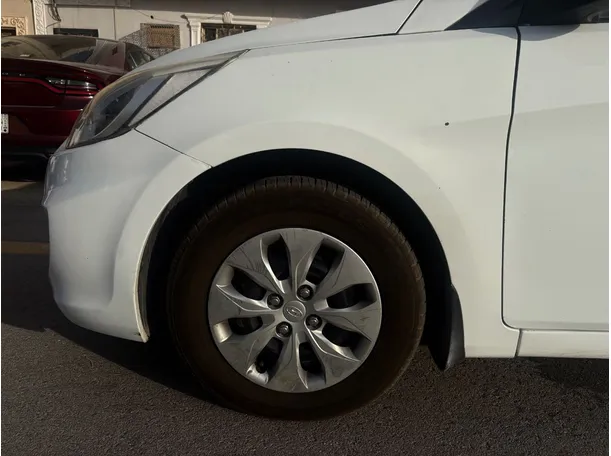 Car image 9