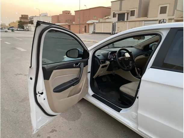 Car image 10