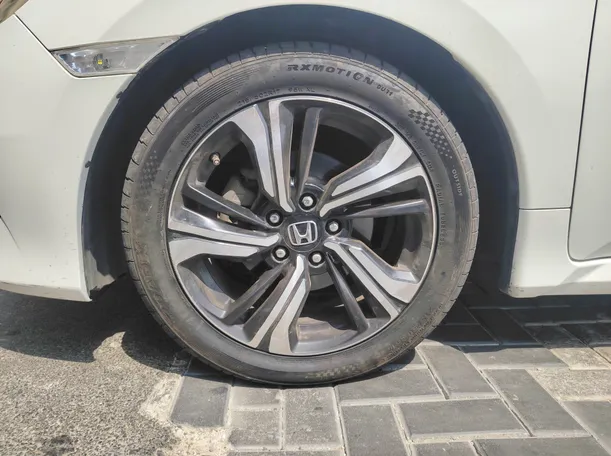 Car image 9