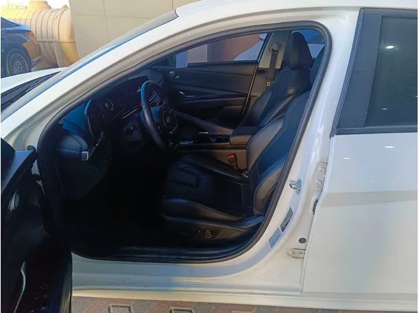 Car image 12